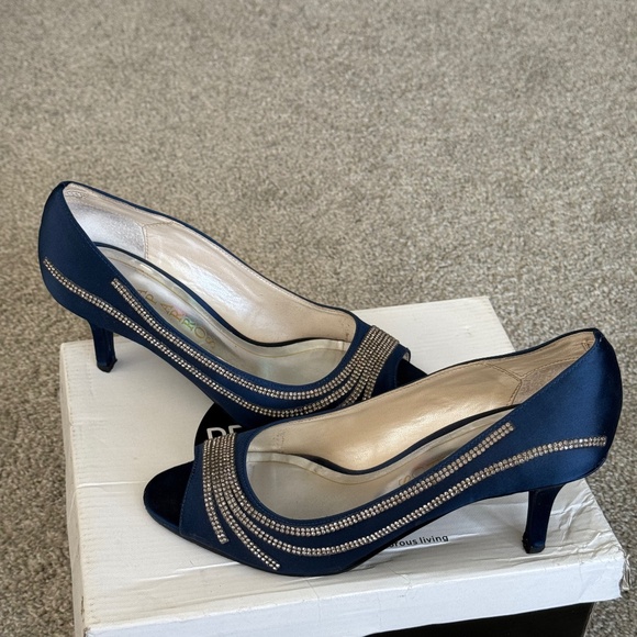 Women’s shoes - Picture 1 of 2